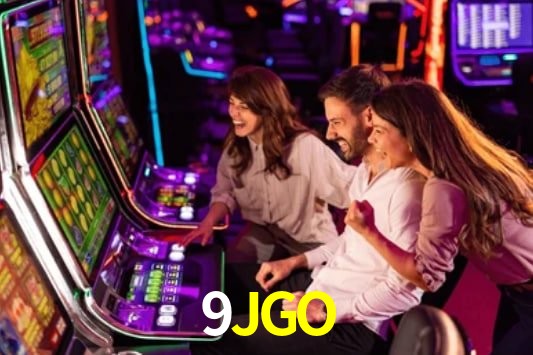 Una escena digital vívida inspirada en casino con 9JGO mostrado prominentemente, luces brillantes, fichas, cartas y acentos dorados.
